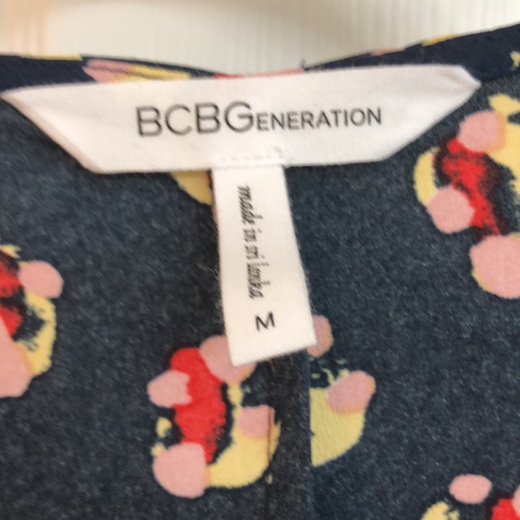 BCBG Flowy BOHO Top TIe Front - Picture 3 of 9